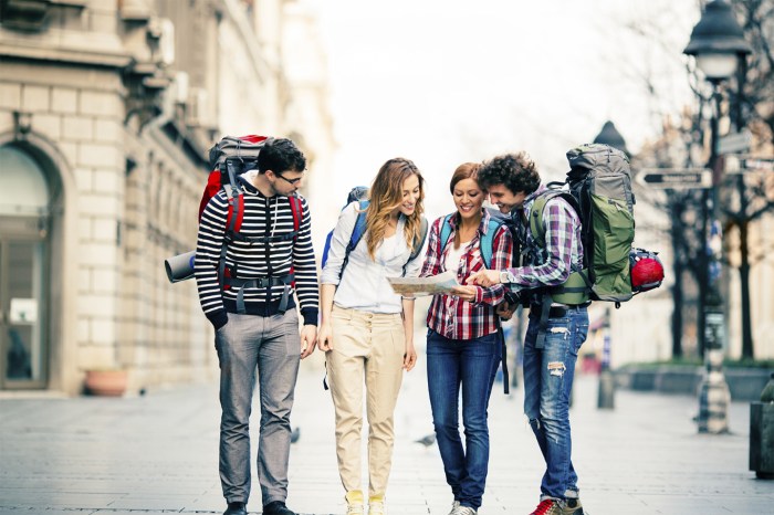 Mostrano felici adolescenti aeroporto pollici turisti friendships intact