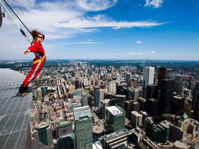 Tower cn attractions most perilous thrilling edgewalk toronto adrenaline tourist rediff canada edge real life stunts craziest extreme walk junkie