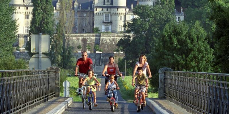 Family ailette french cycle route lac france lake near